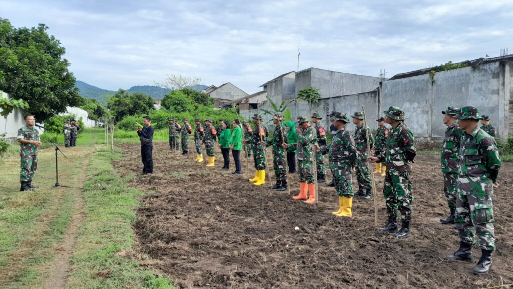 Kolaborasi TNI dan Masyarakat Wujudkan Suasembada Pangan di Sandik