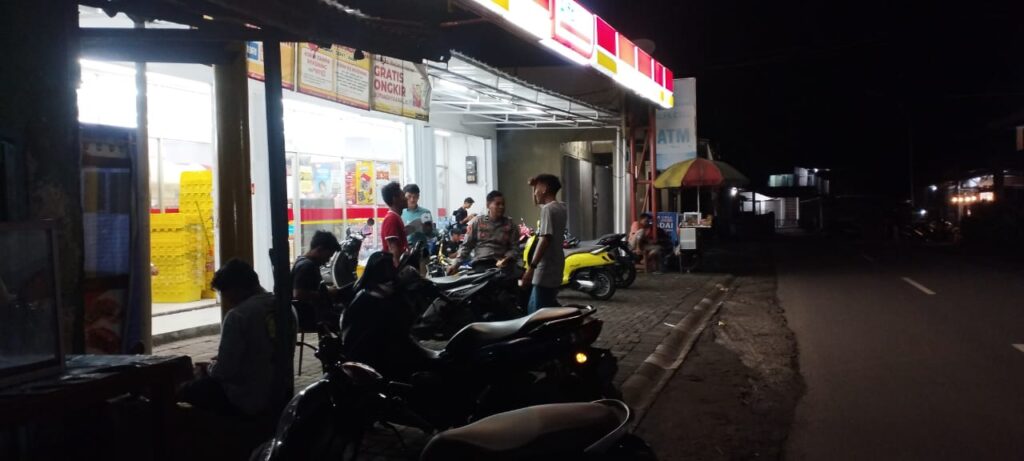 Patroli Rutin Polres Loteng Antisipasi Aksi Kenakalan Remaja Pada Malam Hari.