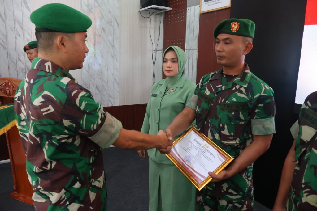 Dandim 0105/Abar Pimpin Acara Tradisi Laporan Korps Serah Terima Jabatan Perwira Dan Personel Pindah Satuan