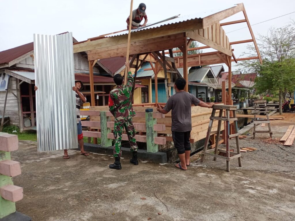 Ciptakan Situasi Nyaman,Aman dan Kondusif Babinsa Koramil 07 Johan Pahlawan Ajak Warganya Membuat Poskamling