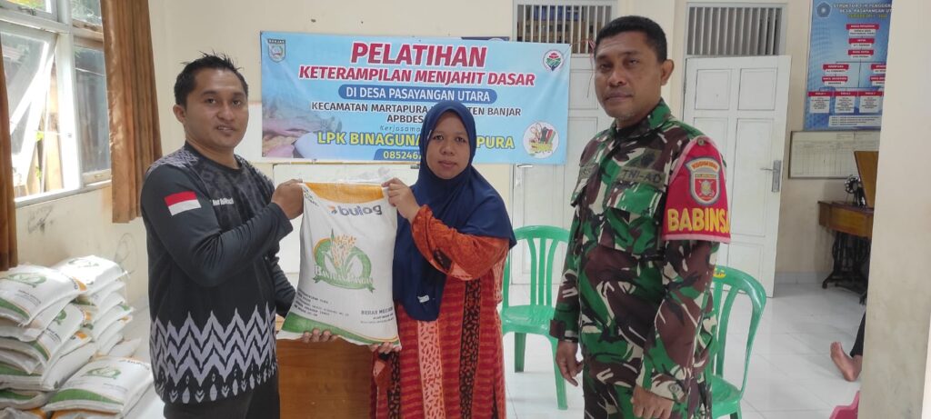 Program Asta Cita Pemerintah ” Babinsa Koramil Martapura Bantu Salurkan Pangan Beras Untuk Masyarakat Desa