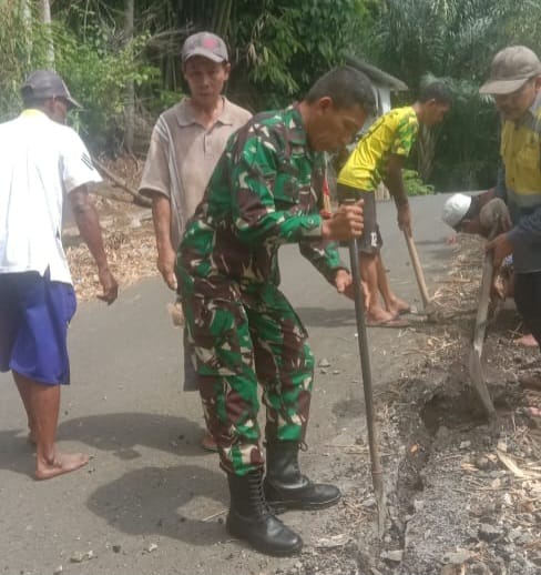 Babinsa dan Warga Gotong Royong Pasang Saluran Air Bersih