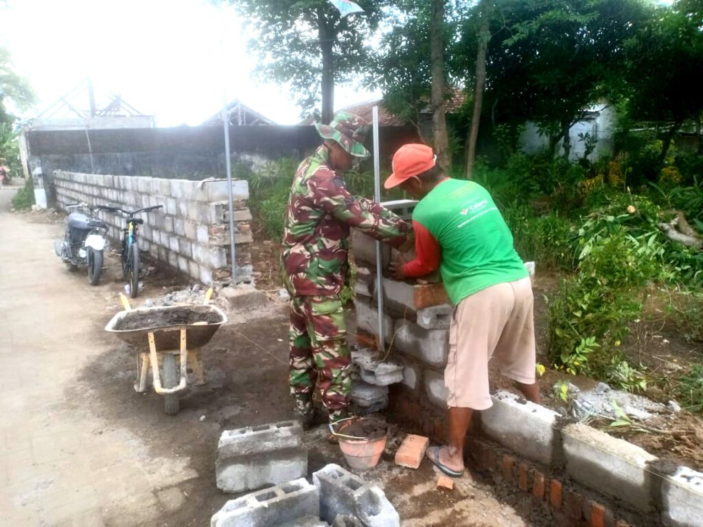 Agar Terlihat Rapi dan Bersih, Babinsa Bersama Warga Bangun Pagar Makam