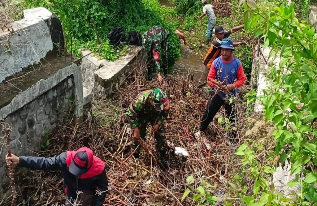 Babinsa Desa Nglegok Bahu Membahu Kerja Bakti Bersihkan Irigasi Persawahan