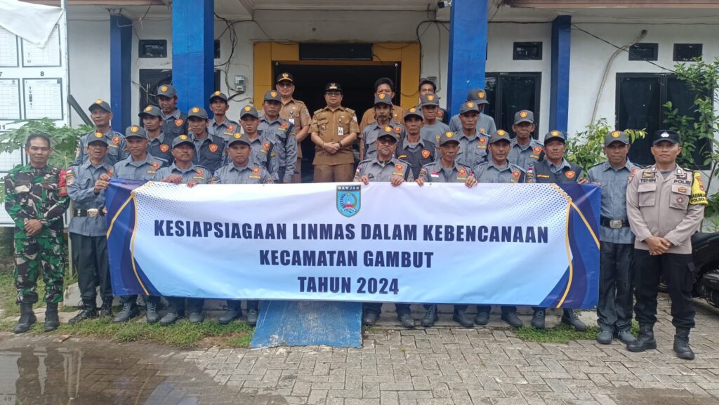 Puluhan Linmas se-Kecamatan Gambut Menerima Pelatihaan   Tanggap Bencana Alam Serta Kamtibmas Oleh Babinsa Dan Bhabinkamtibmas