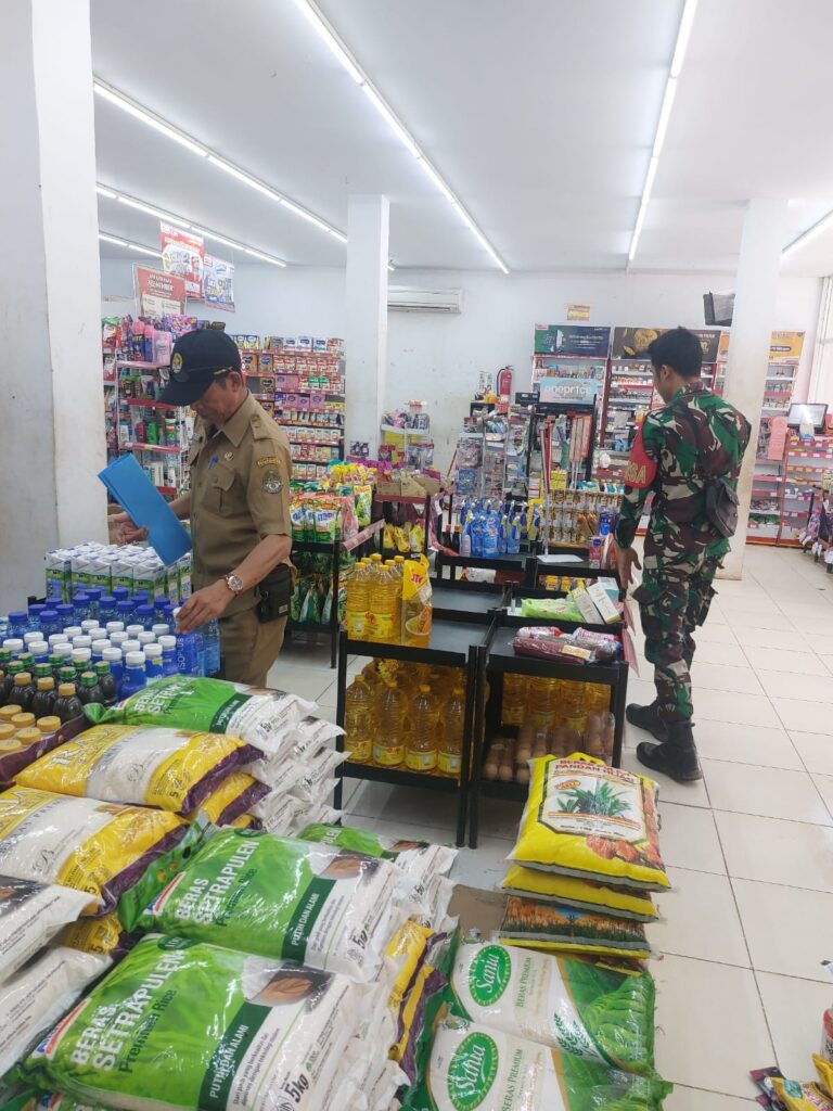 Jelang Nataru, Babinsa Koramil Tumbang Titi Dampingi Sidak Serentak Sejumlah  Toko Di Wilayah.