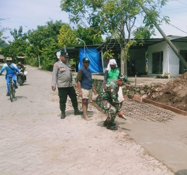 Babinsa dan Bhabinkamtibmas Terjun Langsung Bantu Perbaiki Jembatan Dan Selokan