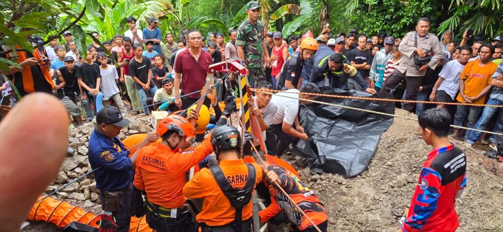 Polres Loteng Bersama Tim SAR Evakuasi Tiga Warga Yang Meninggal di Dalam Sumur.