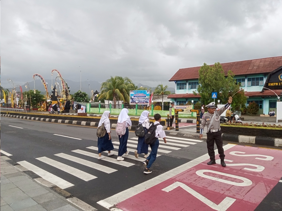 Anggota Polsek Tanjung Gelar Rawan Pagi, Seberangkan Pelajar