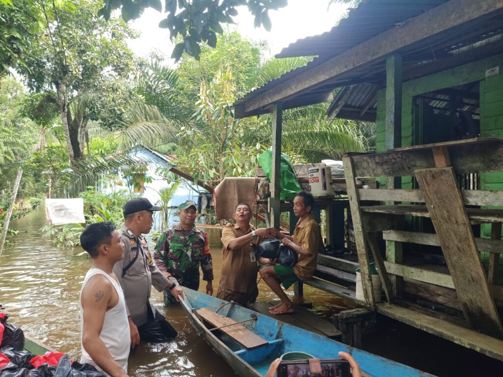 Babinsa Koramil Laur Dampingi Penyerahan Bantuan Dan Pelayanan Kesehatan Bagi Warga Yang Terdampak Banjir Di Wilayahnya.