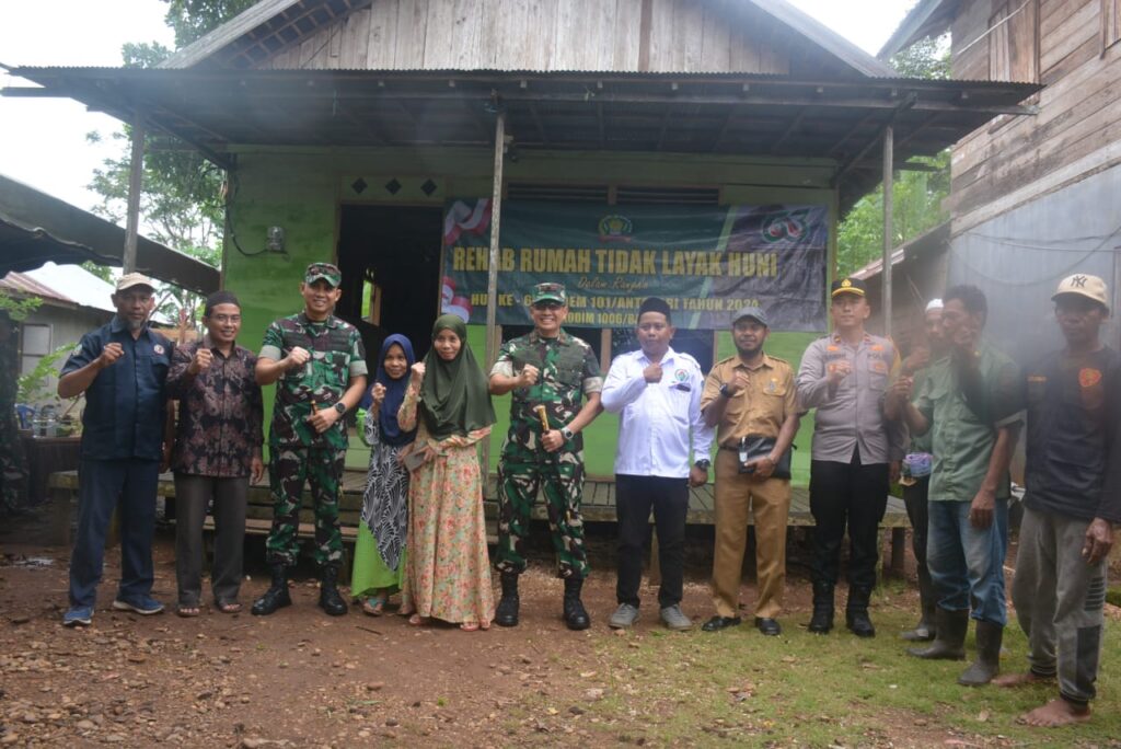 Danrem 101/Antasari Didampingi Dandim 1006/Banjar Tinjau Rehab RTLH Warga Desa Mandikapau Timur 