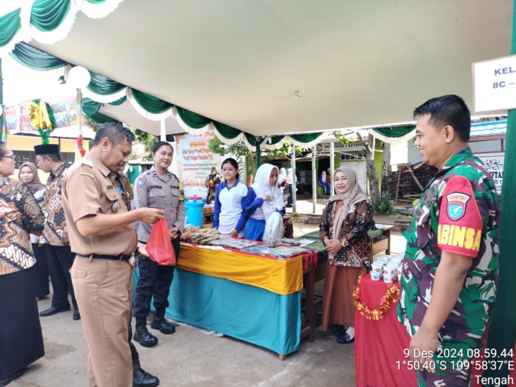 Wakili Danramil, Babinsa Kelurahan Tengah Hadiri Acara Gelar Karya P5 SMP Negeri 1 Ketapang.