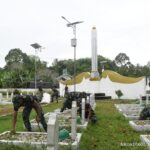 TNI Lakukan Karya Bakti Pembersihan Taman Makam Pahlawan Kusuma Bangsa