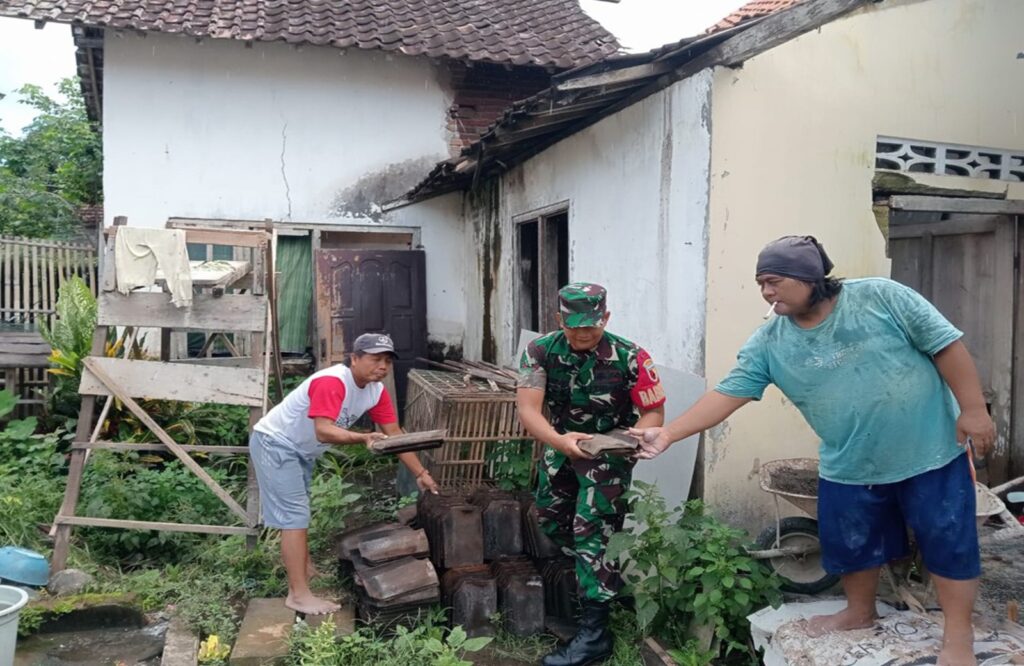 Wujudkan Kemanunggalan dengan Rakyat, Babinsa Kelurahan Kanigoro Bantu Rehab Rumah Warga Untuk Layak Huni