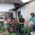 Wujudkan Kemanunggalan dengan Rakyat, Babinsa Kelurahan Kanigoro Bantu Rehab Rumah Warga Untuk Layak Huni