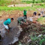 Antisipasi Banjir, Babinsa Terjun Ke Sungai