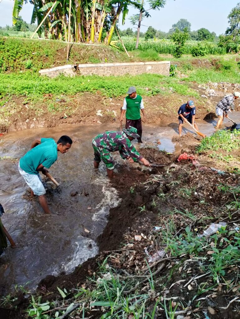 Antisipasi Banjir, Babinsa Terjun Ke Sungai