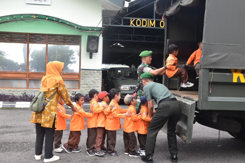 Keceriaan Anak-Anak TK Pertiwi Kunjungi Kodim 0707/Wonosobo, Kenal Dunia Militer Sejak Dini