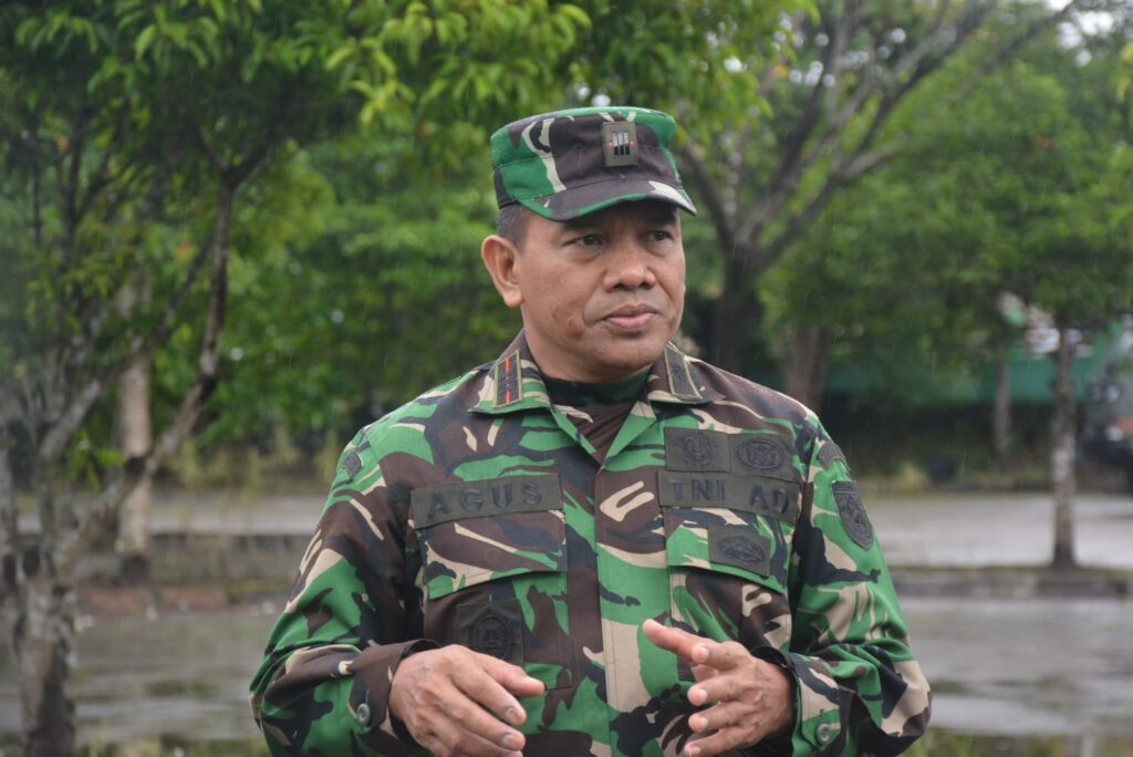 Karya Bakti Kodim 1006/Banjar Turunan Personil TNI Dibantu Anggota Kepolisian Bersihkan Tempat Ibadah 