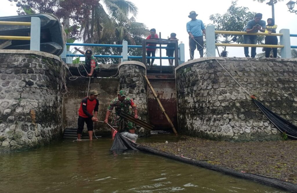 Babinsa Desa Sukosewu Bersama Warga Bersihkan Sumber Mata Air Telaga Urung-Urung