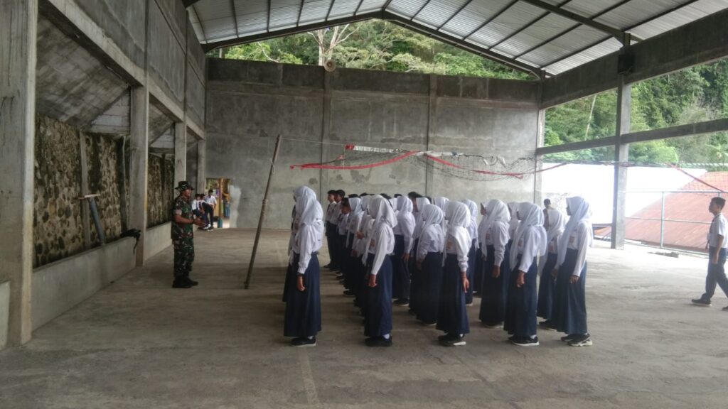 Anggota Koramil 12/Wadaslintang Berikan Materi LDK dan PBB di SMP 1 Wadaslintang