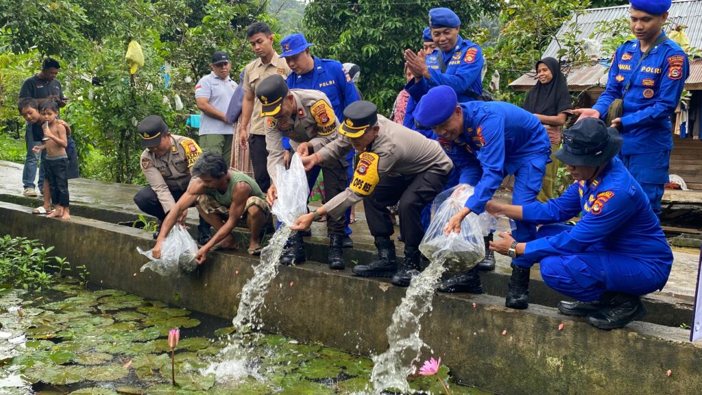 Dukung Ketahanan Pangan, Polres Lombok Utara Tebar Ribuan Benih Ikan