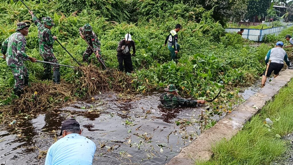 Aparat Kelurahan Gambut Dan TNI Gelar Karya Bakti Bersihkan Sungai Dan Sampah 