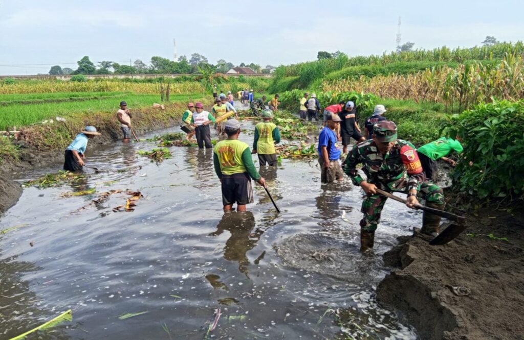 Koramil 0808/02 Garum Bersama Warga Lakukan Normalisasi Sungai dan Syukuran Dawuhan