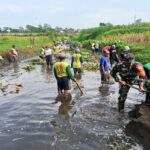 Koramil 0808/02 Garum Bersama Warga Lakukan Normalisasi Sungai dan Syukuran Dawuhan