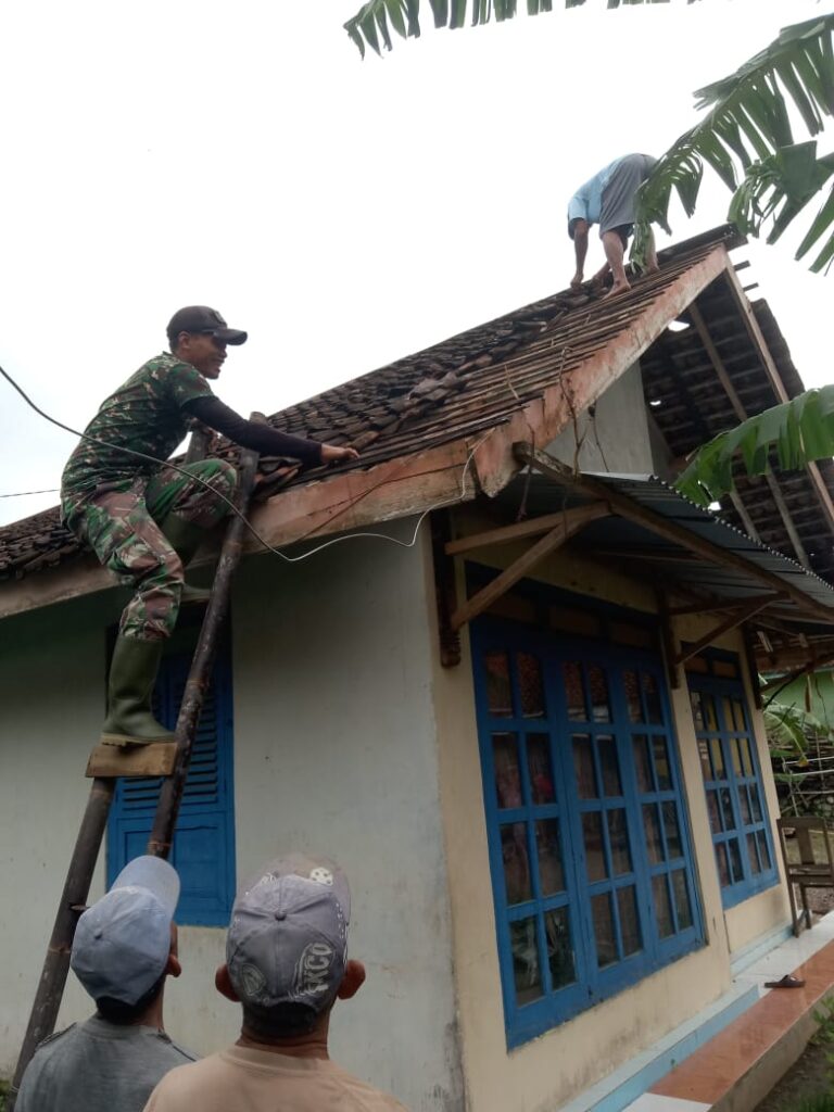 Babinsa Kalidadap dan Warga Bergotong Royong Perbaiki Rumah Terdampak Angin Kencang