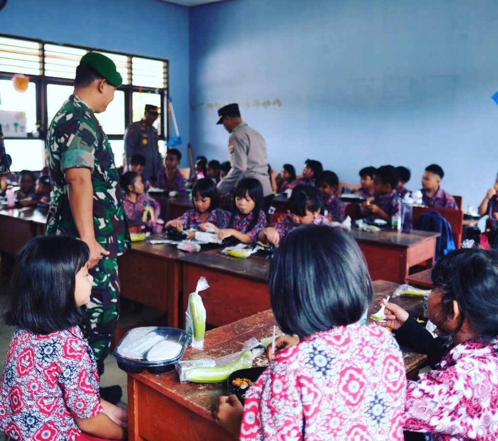 Kodim 0912/Kubar Gelar Uji Coba Makan Gratis di SDN 004 Barong Tongkok