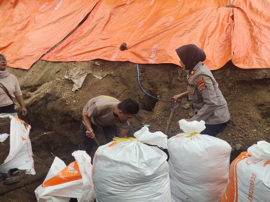 Polsek Gangga Bersama Warga Bentek Gotong Royong Bersihkan Sisa Longsor.