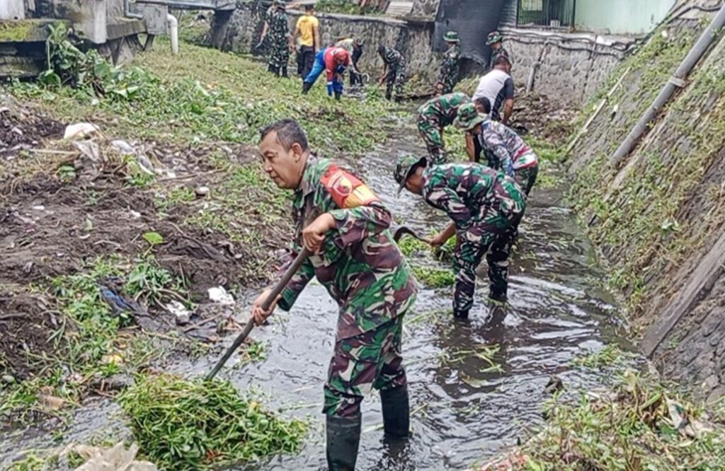 Peringati Hari Juang Kartika ke-79, Koramil 0808/01 Sukorejo Gelar Aksi Bersih Sungai di Kepanjenkidul