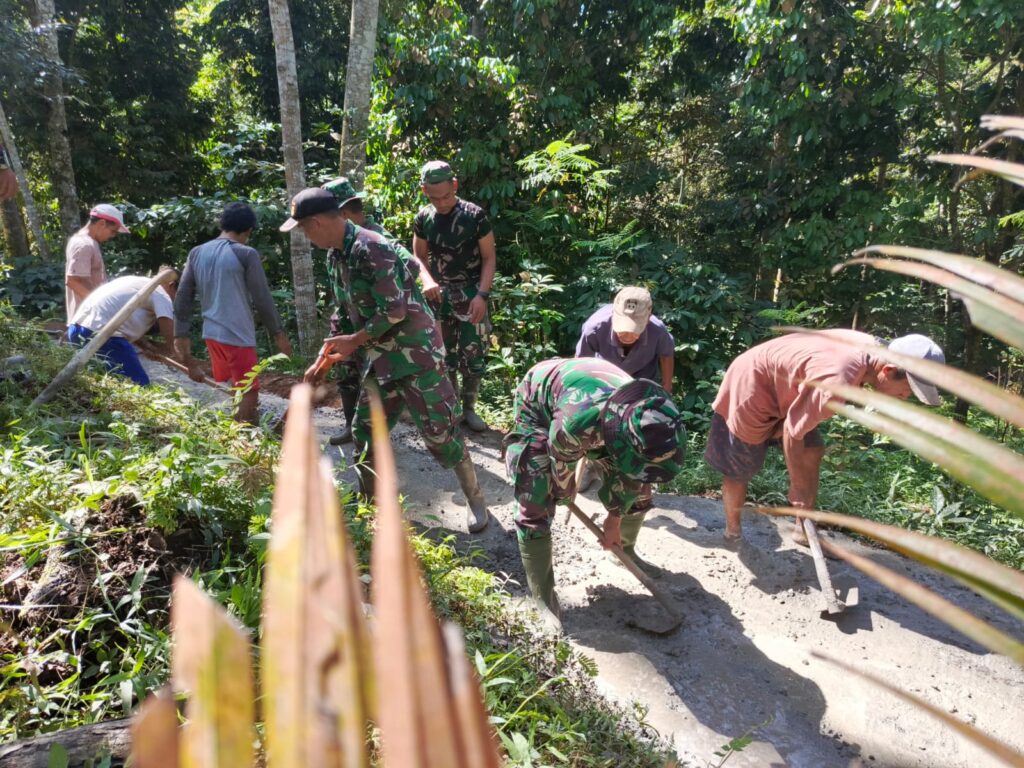 Koramil 09/Kepil Bersama Warga Gelar Karya Bakti Pengecoran Jalan ke Makam Dukuh Sewiyu