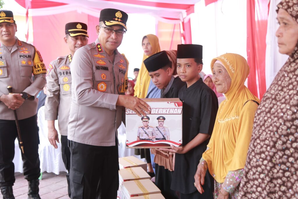 Kapolda NTB Serahkan Bantuan Sosial di Polres Sumbawa