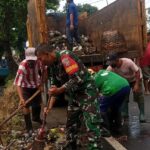 Gotong Royong Babinsa dan Warga Desa Jakem Timur