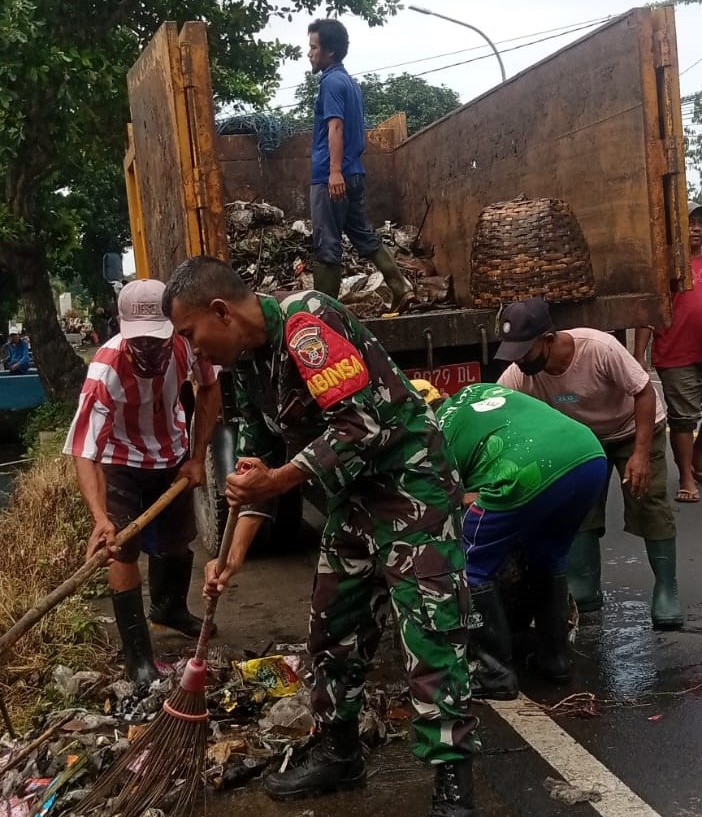 Gotong Royong Babinsa dan Warga Desa Jakem Timur