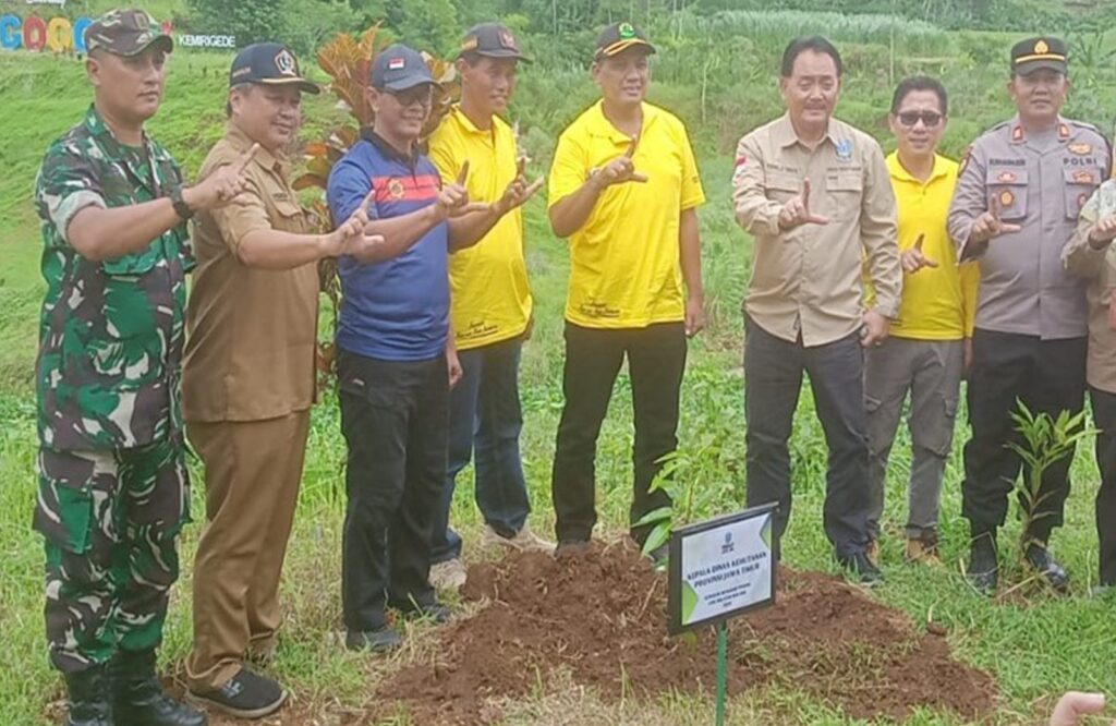 Babinsa Desa Kemirigede Ajak Warga Hijaukan Embung Gogoniti dalam Peringatan Hari Menanam Pohon