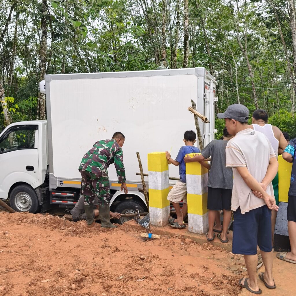 Gerak Cepat, Personil Babinsa Ajak Warga Bantu Mobil Warga yang Terprosok Di Jembatan Darurat