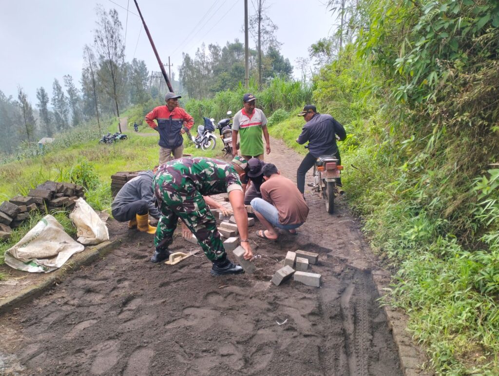 Tingkatkan Aksesibilitas dan Perlancar Mobilitas, Babinsa Bersama Warga Gotong Royong Perbaiki Jalan