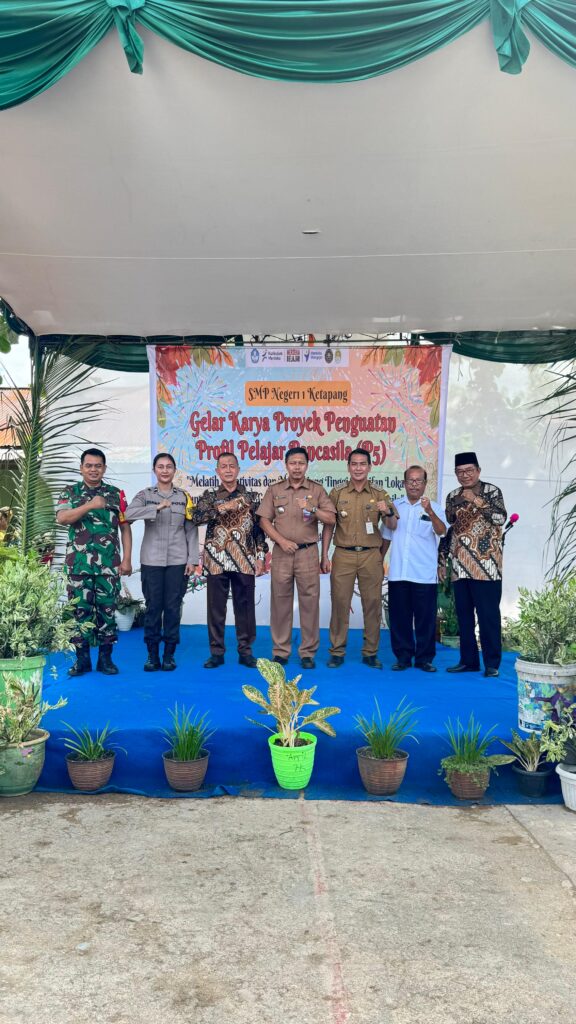 Wakili Danramil, Babinsa Kelurahan Tengah Hadiri Acara Gelar Karya P5 SMP Negeri 1 Ketapang.