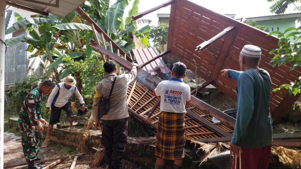 Sinergi Warga dan Aparat Atasi Saluran Tersumbat