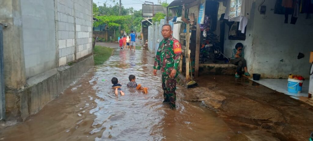 Desa Binaannya Terdampak Banjir, Babinsa Koramil 0819/15 Winongan Turun Langsung ke Lokasi