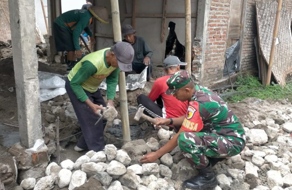 Wujudkan 8 wajib TNI, Babinsa Kelurahan. Kawerun Bantu Renovasi Rumah Warga Kurang Mampu