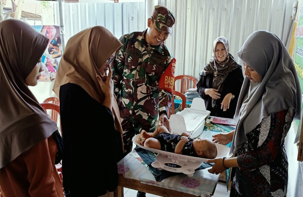 Cegah Stunting, Babinsa Desa Kalitengah Aktif Dampingi Posyandu