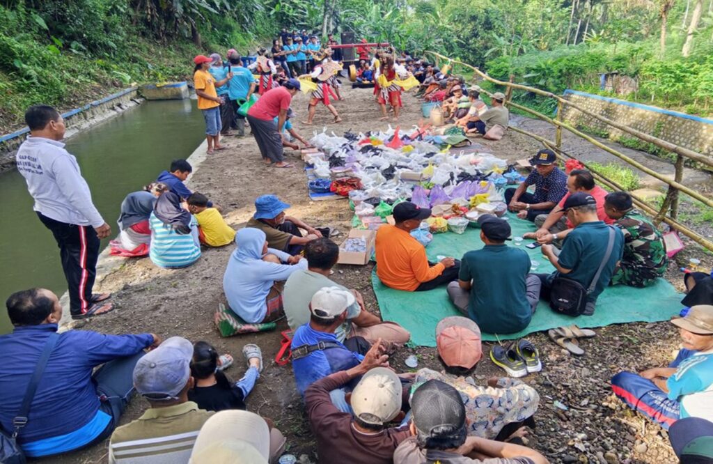 Komsos Danramil Garum Bersama Poktan Rukun Lestari Dalam Rangka Syukuran Tanam Padi