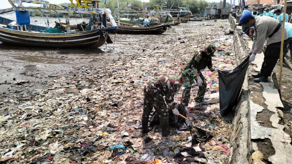 Demi menjaga keindahan Pesisir Pantai, Danramil Bersihkan Sampah