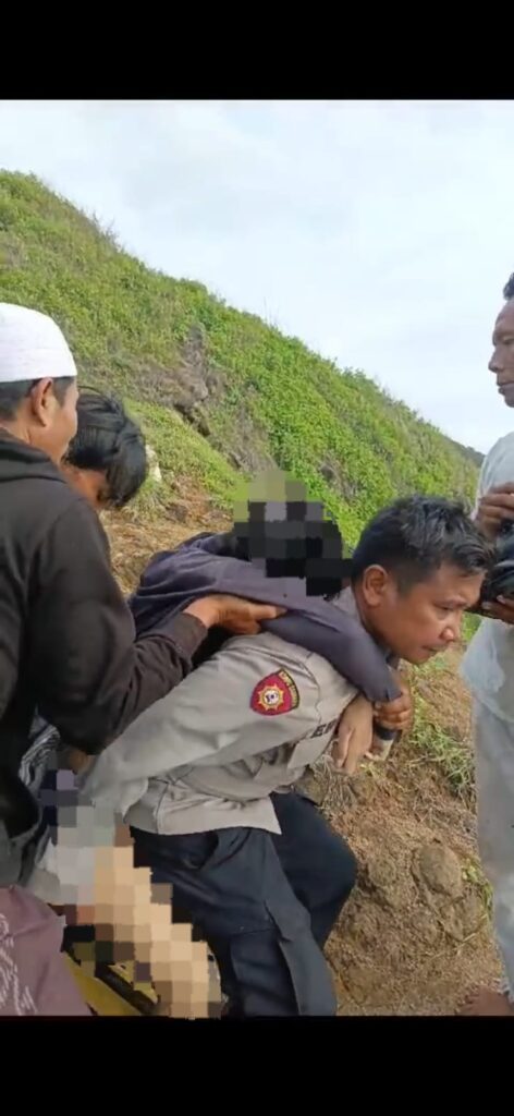 Polres Loteng Evakuasi Jasad Korban Tenggelam di Pantai Semeti Praya Barat.