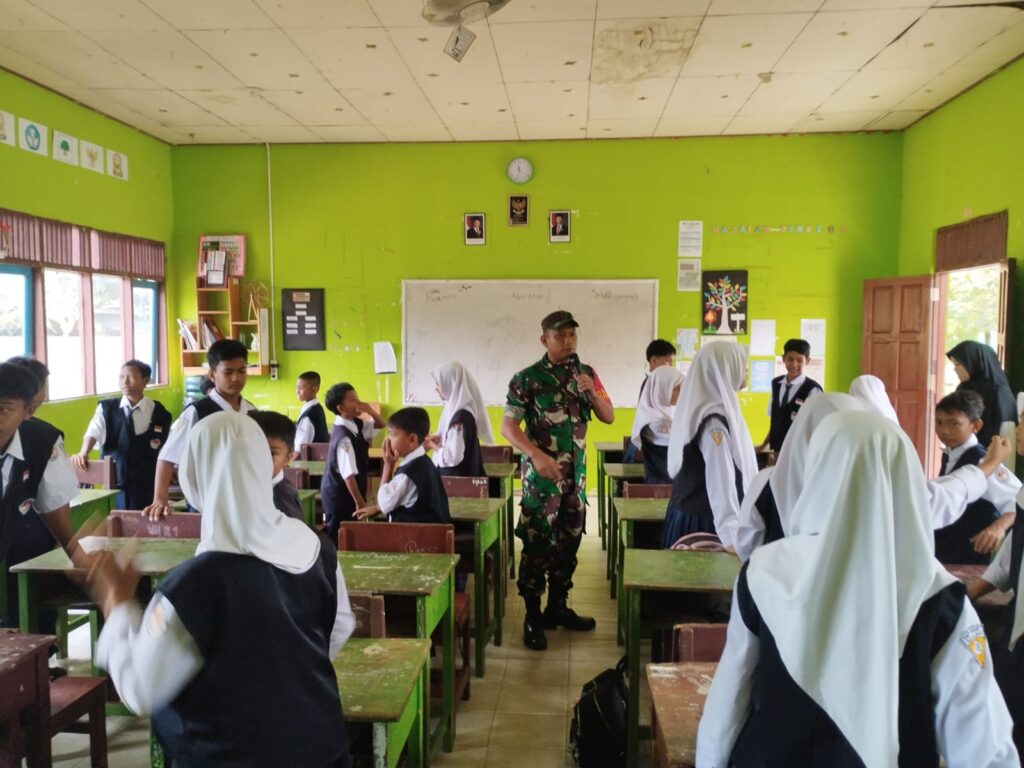 Babinsa Kodim 1015/Sampit Berikan Penyuluhan Metode Gasing Kepada Para Siswa Siswi 