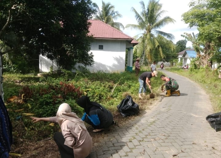 Bersama Babinsa dan Bhabinkamtibmas, Warga Mandingin Sukses Gelar Gotong Royong Bersih-bersih Lingkungan